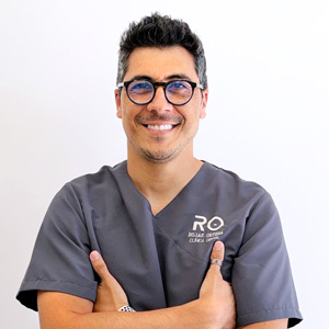 dentista felipe lopez en la clínica dental de lasarte